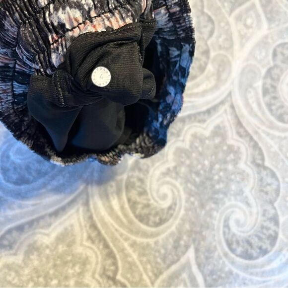 Lululemon Hotty Hot Short II Long 4"
Spring Bloom Multi / Black - Picture 8 of 8